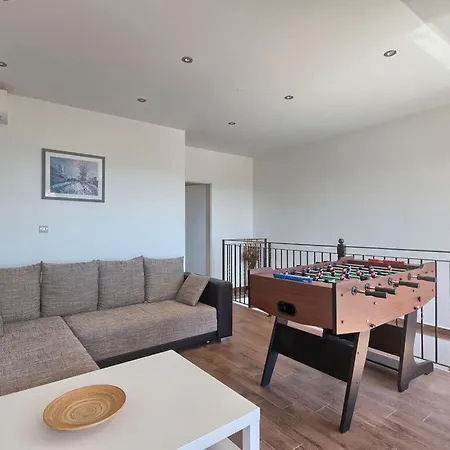 Pascal Comfortable Holiday Villa Marčana